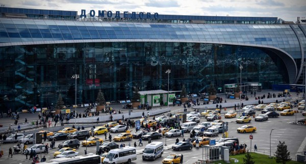 Esta foto de archivo tomada el 10 de octubre de 2017 muestra el Aeropuerto Internacional de Domodedovo fuera de Moscú. Un avión de pasajeros ruso Antonov An-148 operado por la aerolínea nacional Saratov se estrelló en las afueras de la capital rusa el 11 de febrero de 2018 después de despegar del aeropuerto Domodedovo de Moscú, informaron los medios rusos. / AFP / Alexander NEMENOV