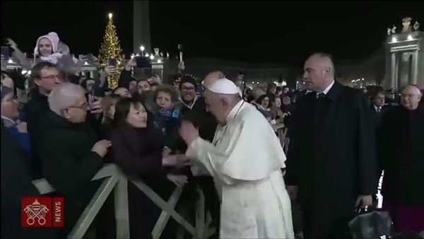 FOTOS: Bastante molesto, el Papa logra zafarse de mujer golpeándole el antebrazo