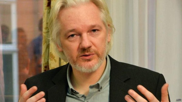 Oye voces y sufre maltrato: el calvario de Julian Assange en la cárcel