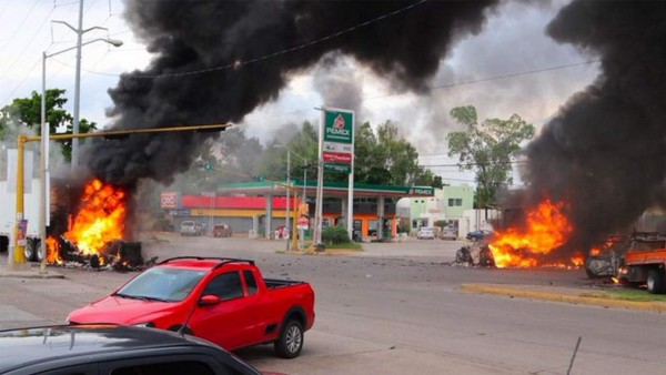 Balaceras, incendios y caos: las fotos por la captura del hijo de 'El Chapo'