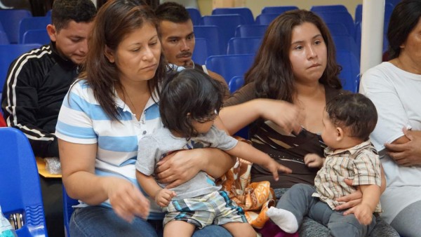 Arrancar a los niños de brazos de sus padres; la severa medida para desalentar a los migrantes