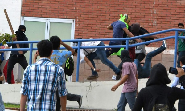 En Fotos: Así se vivió el zafarrancho entre universitarios y miembros de seguridad al interior de la UNAH