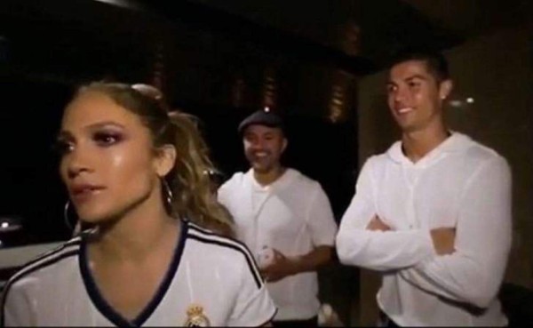 El momento en el que Jennifer López le pide a Cristiano Ronaldo que le dé la sorpresa a su prima Tiana (Foto: Redes / El Heraldo Honduras / Noticias El Heraldo / Noticias de Entretenimiento)