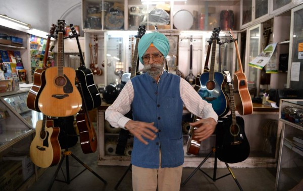 Ajit Singh, de 86 años, dueño de la tienda de música que arregló la guitarra de John Lennon cuando The Beatles se hospedaron en un ashram en 1968.