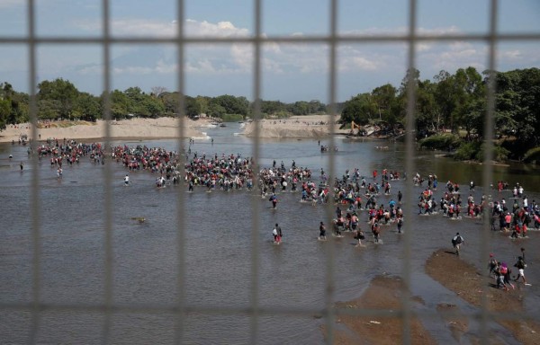 FOTOS: Caravana migrante se arriesga y cruza el río Suchiate