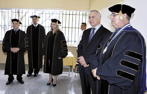 Las autoridades de la UPNFM junto a Mauricio Oliva, presidente del CN.