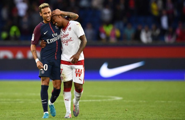 El delantero brasileño de Paris Saint-Germain, Neymar, se ríe del delantero brasileño de Burdeos Malcom al final del partido de fútbol francés L1 entre Paris Saint-Germain y Burdeos en el estadio Parc des Princes en París el 30 de septiembre de 2017. / AFP FRANCK FIFE