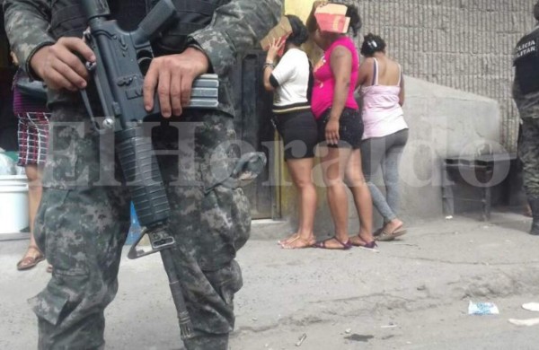 Hasta el momento varias personas - la mayoría de ellas mujeres- han sido detenidas en los moteles saturados por los uniformados. (Foto: Estalin Irías/ El Heraldo Honduras/ Noticias de Honduras)
