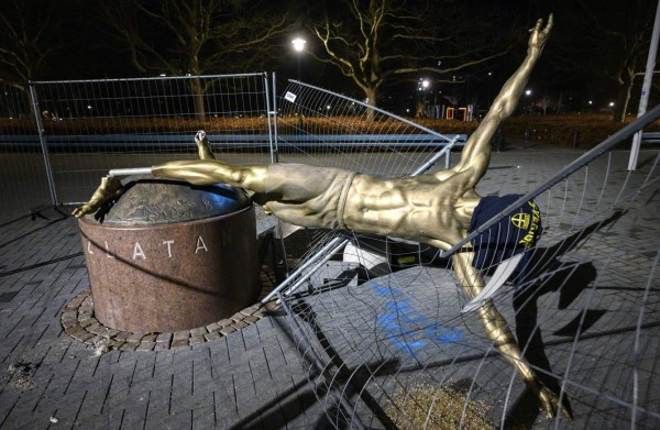 FOTOS: Destrozada y en el suelo, así quedó la estatua de Zlatan Ibrahimovic tras actos vandálicos
