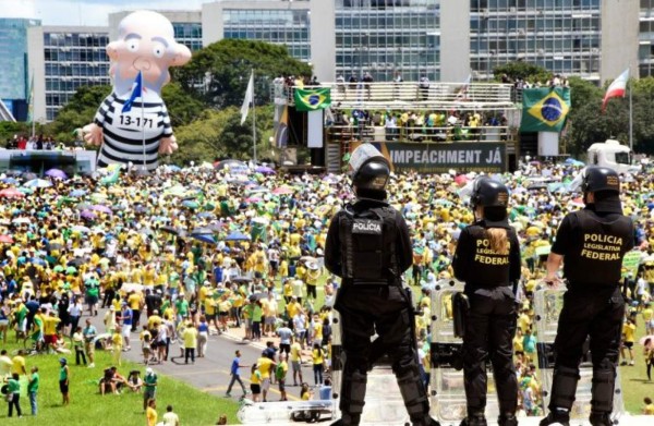Al menos unas tres mil personas se reunieron en Copacabana para expresar su desaprobación de la organización de los Juegos.