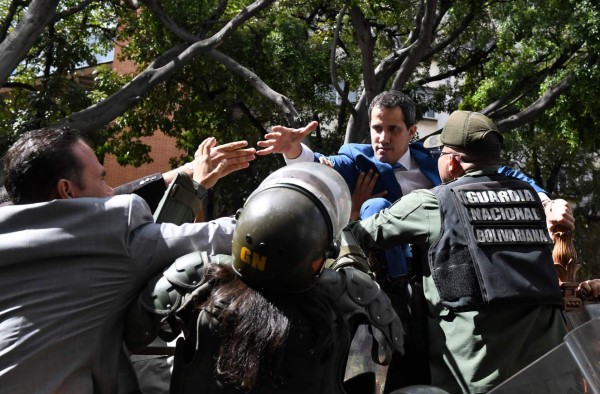 Venezuela: Guaidó se rehúsa a expulsión del Parlamento y así fue como hasta saltó las vallas del edificio