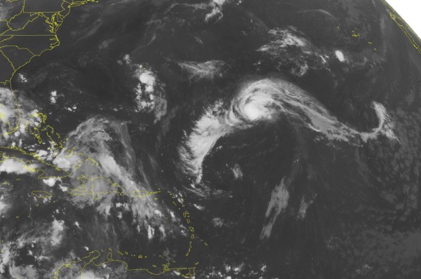 Por su parte el huracán Gaston se debilitó ligeramente en su ruta al norte por el centro del Atlántico (Foto: AP)