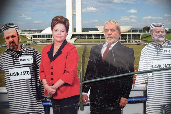 Figuras en tamaño real de Dilma Rouseff y Lula Da Silva que ironizan sobre los escándalos de corrupción de estos líderes de Brasil.