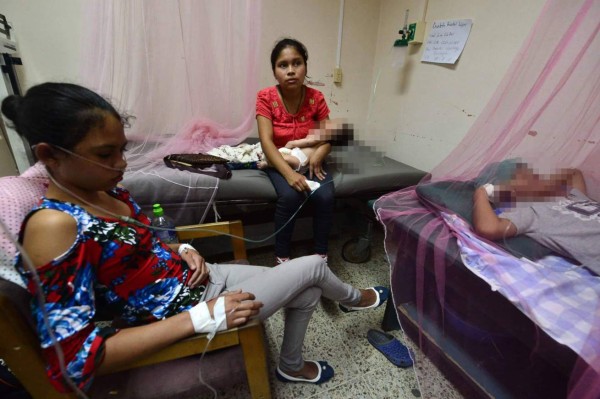 FOTOS: Instalan carpas para atender afectados por dengue ante colapso de hospitales
