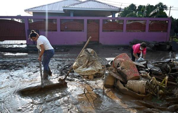 En La Lima, Cortés, y otros municipios de la zona norte algunas familias intentaron regresar a sus viviendas, pero muchas zonas siguen inundadas y es difícil entrar.