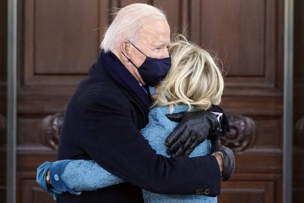 Besos y abrazos entre Joe y Jill Biden, los más románticos de la toma de posesión