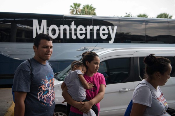 FOTOS: Hondureños son dejados en una estación de buses en Texas tras ser liberados  