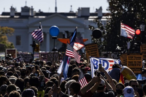 Miles festejan en alrededores de la Casa Blanca al grito de 'fuera Trump'