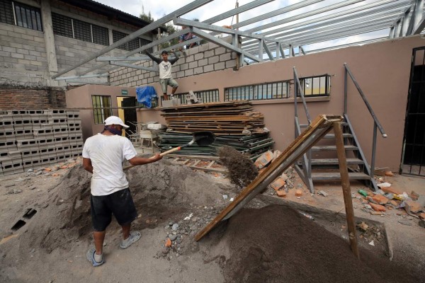 Las intervenciones en los centros asistenciales incluyen el cambio de techo, cielo falso, sistema eléctrico, pintura, obras grises y nuevos sanitarios. Al menos 1,000 pacientes serán beneficiados. Fotos: David Romero/EL HERALDO.