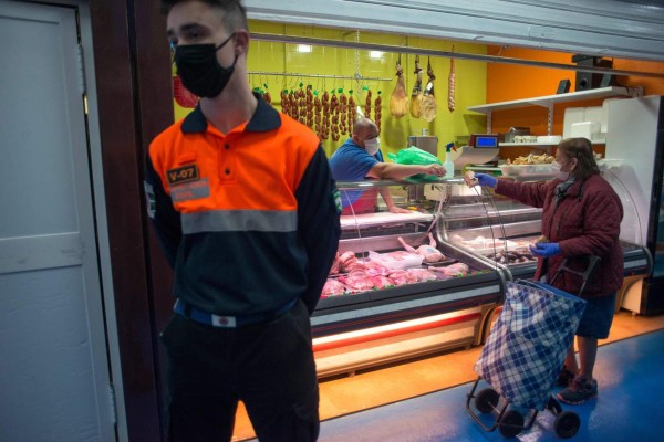 FOTOS: Con cautela, España retoma labores por baja en muertes de Covid-19