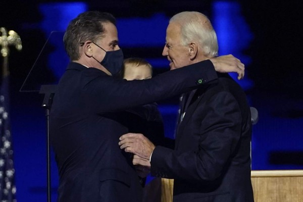ARCHIVO - En esta fotografía de archivo del 7 de noviembre de 2020, el presidente electo Joe Biden, a la derecha, intercambia un abrazo con su hijo Hunter Biden, en Wilmington, Delaware. (AP Foto/Andrew Harnik, foto compartida)