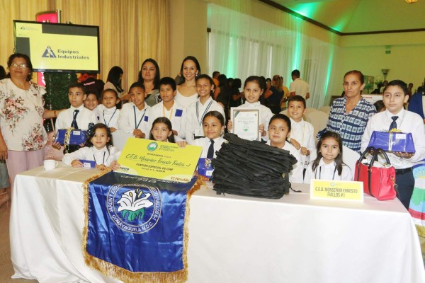 Los docentes, estudiantes y autoridades de Equipos Industriales en la foto del recuerdo luego de recibir la premiación. Foto: Efrarín Salgado/EL HERALDO.