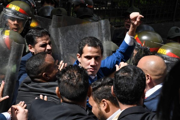 Venezuela: Guaidó se rehúsa a expulsión del Parlamento y así fue como hasta saltó las vallas del edificio