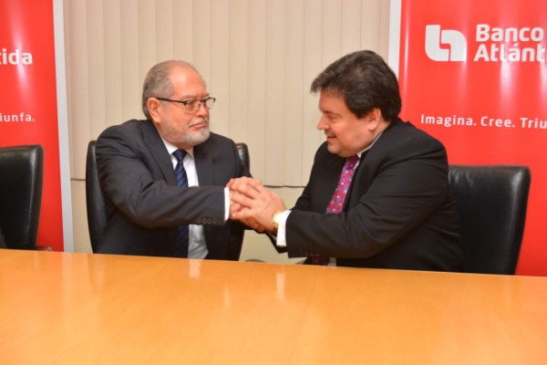Ricardo Perdomo, de la Superintendencia del Sistema Financiero de El Salvador, y Guillermo Bueso, de Banco Atlántida.