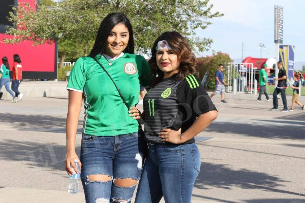 Las chicas que engalanan el estadio de la Universidad de Phoenix, escenario del duelo entre México y Honduras