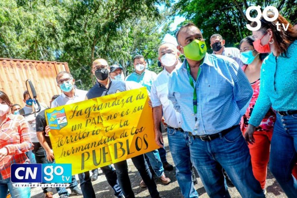 Lágrimas, festejo y abrazos por la llegada de vacunas donadas por El Salvador