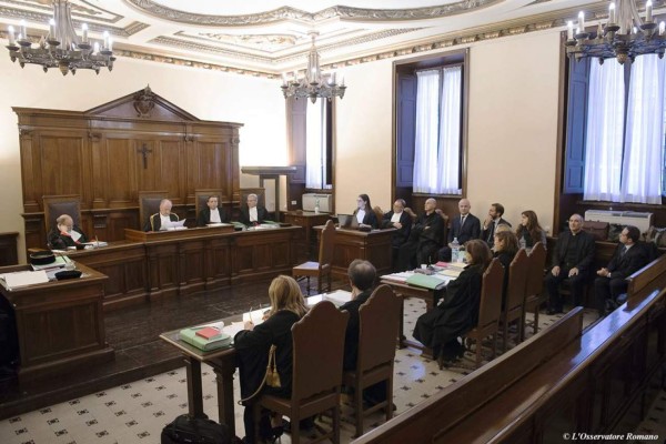 El juicio se realiza en la sala del tribunal del Vaticano ante la presencia de la prensa.