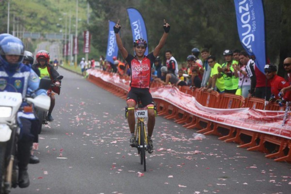 Bryan Mendoza al momento de llegar a la meta, llevándose el primer lugar en la categoría Élite. Foto: David Romero/ EL HERALDO