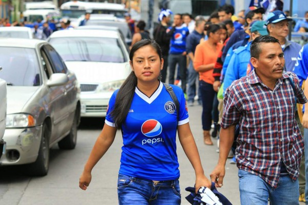 Las chicas motagüenses que adornan el Estadio Nacional