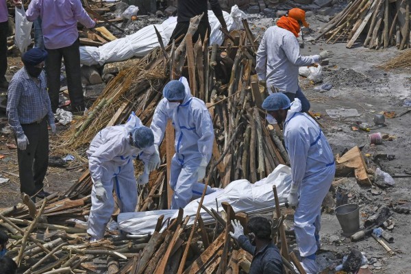Las desgarradoras imágenes de los crematorios en India colapsados por covid