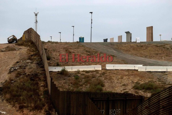 Las primeras imágenes del prototipo del muro fronterizo entre México y EEUU