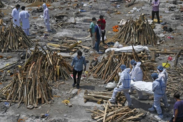 Las desgarradoras imágenes de los crematorios en India colapsados por covid
