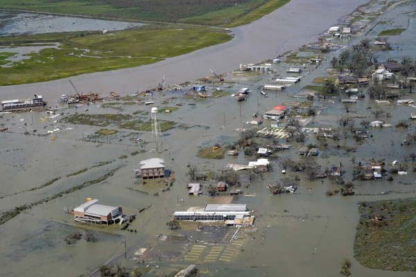 La devastación del potente huracán Laura vista desde las alturas (FOTOS)