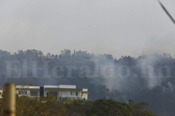 Por aire y tierra combaten el incendio en El Hatillo