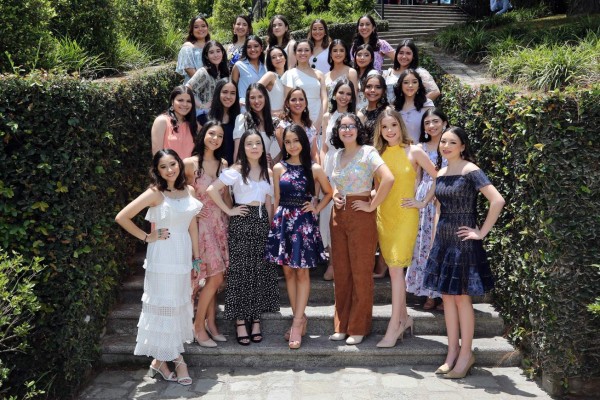 El grupo de señoritas posó para su fotografía de recuerdo como seniors 2021 de Antares.