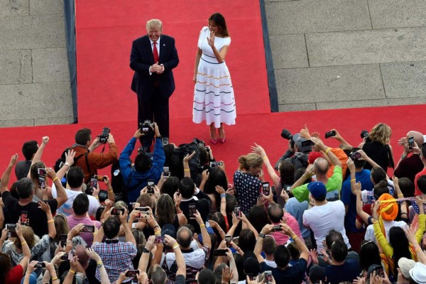 FOTOS: El folclórico vestido de Melania Trump para celebrar el 4 de julio en EE UU