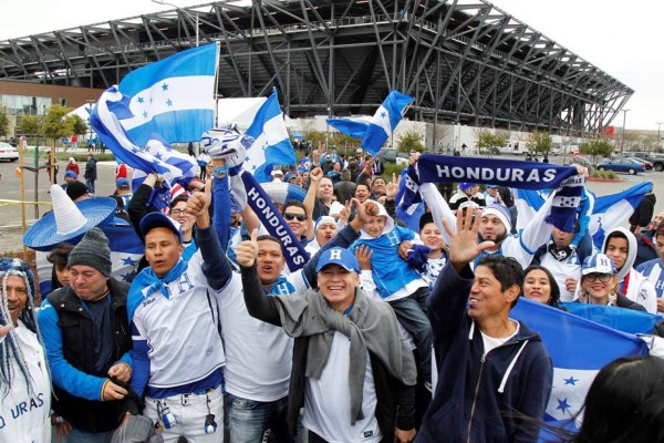 Los aficionados catrachos llegan a gritar por la Selección de Honduras