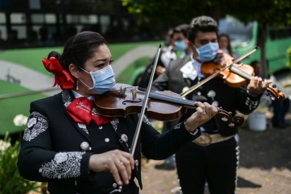 FOTOS: Mariachis animan a pacientes con Covid-19 frente a hospital en México