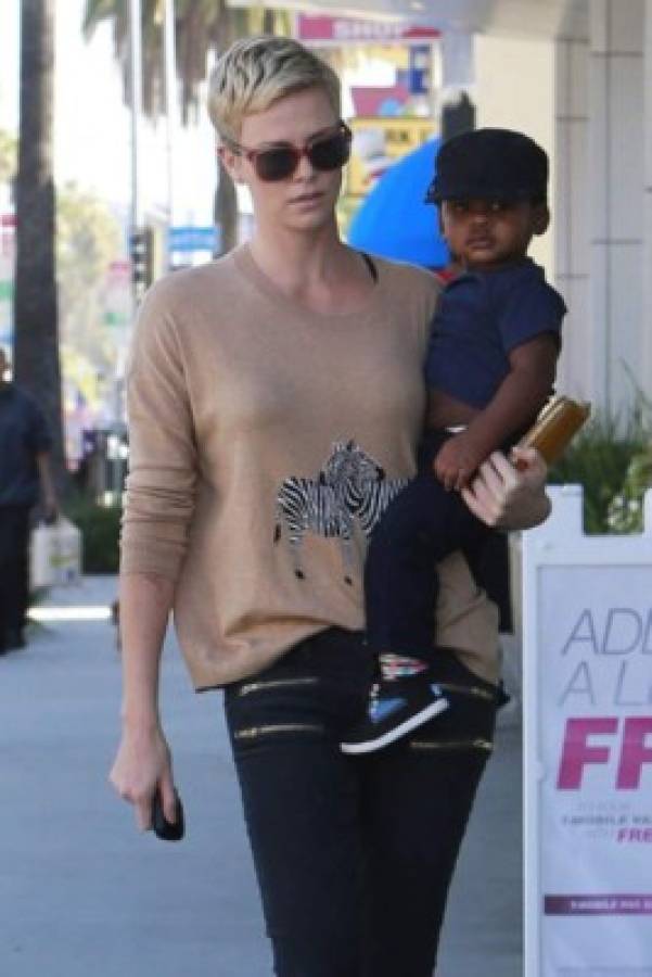 Charlize Theron adoptó una niña