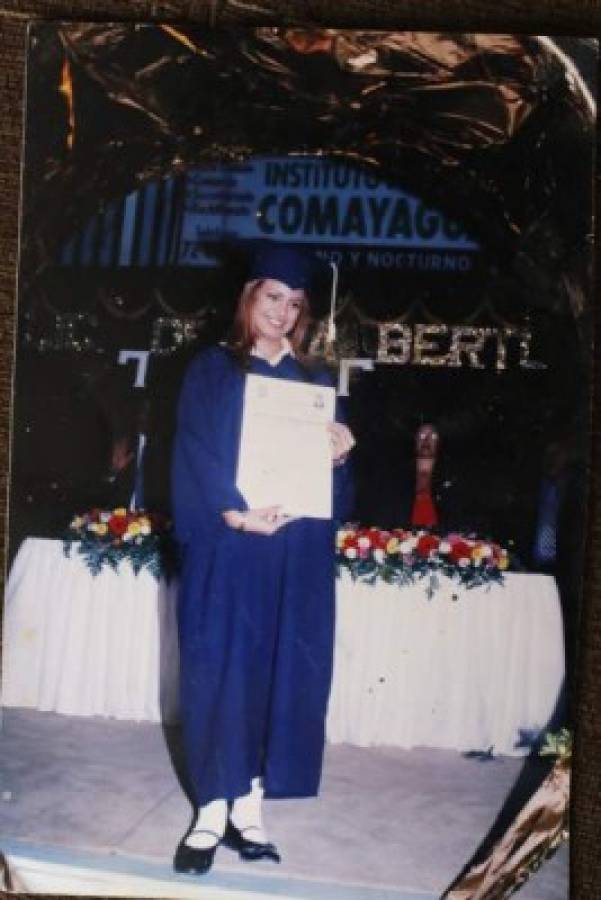 Embarazada de Valeria fue a recibir el título del colegio en el Instituto Comayagua.