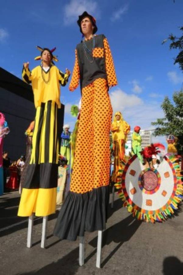 Niños engalanan un homenaje cívico a la patria