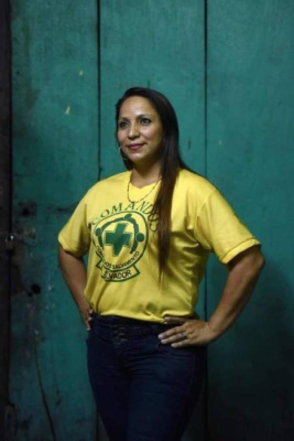 Mujeres arriesgan sus vidas para brindar auxilio en El Salvador 