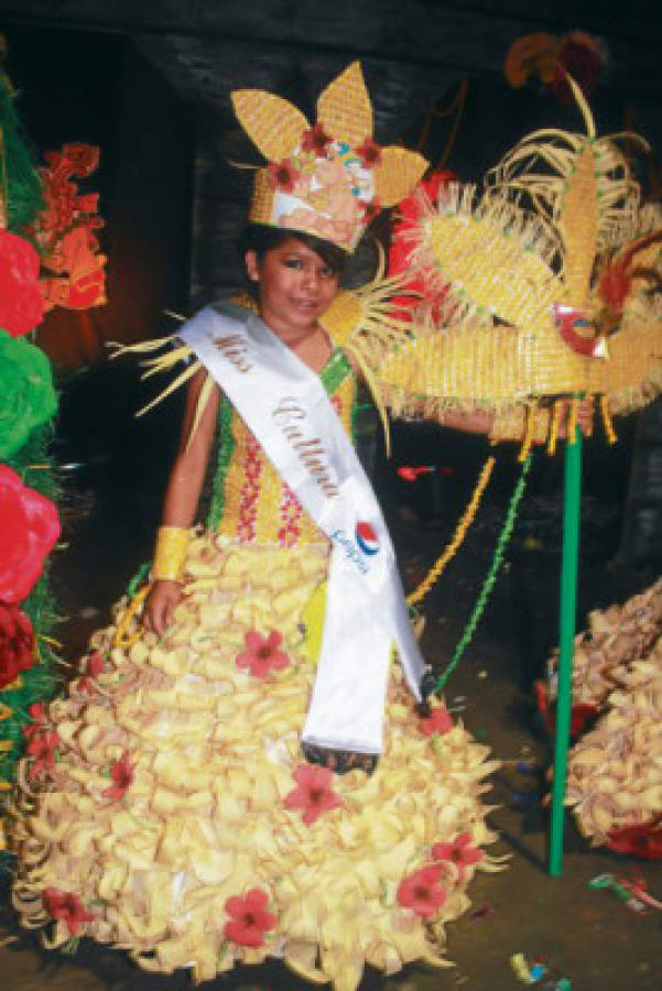 Stephany Chacón es la reina infantil del Festinama 2012