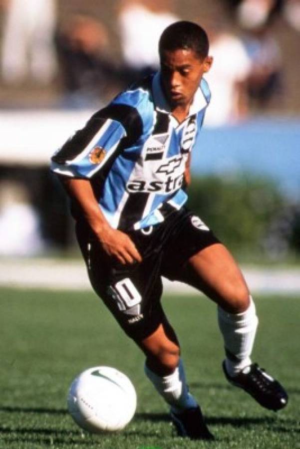 Las ocho camisetas que se puso Ronaldinho en sus 18 años de carrera