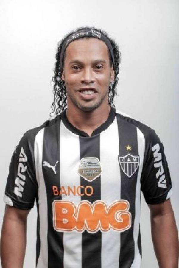 Las ocho camisetas que se puso Ronaldinho en sus 18 años de carrera