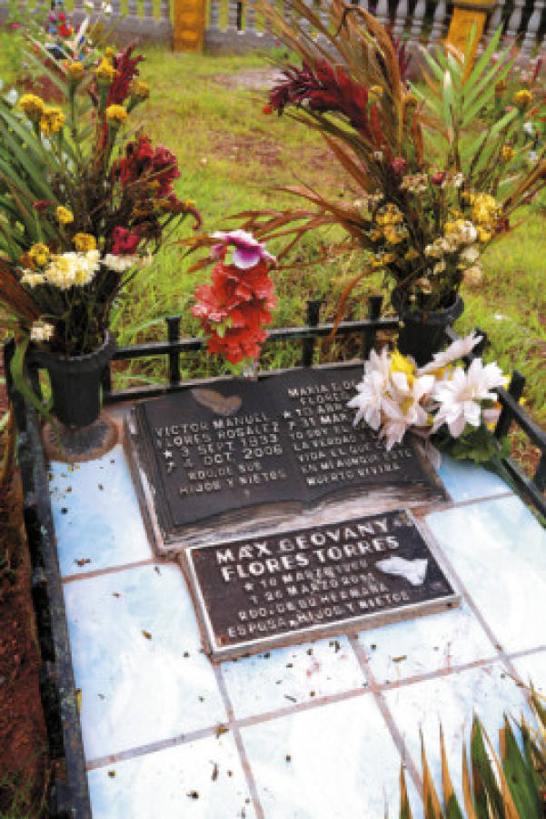 El Heraldo visitó tumba de Max Flores